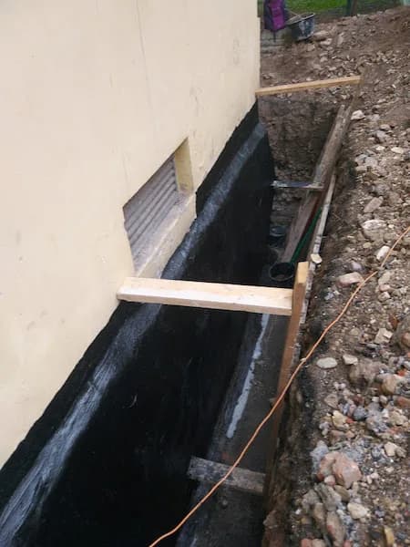 Hydroizolační bezešvá stěrka na základu