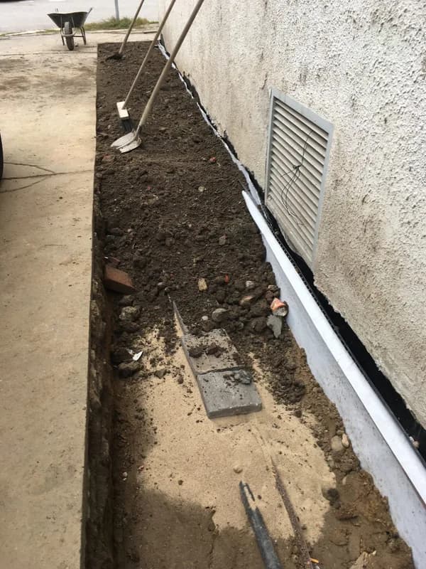 Svislá hydroizolace odkopaného základu bitumenovou stěrkou