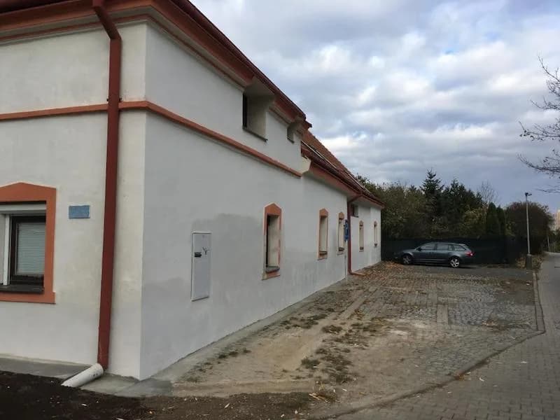 Dokončená sanační omítka na fasádě